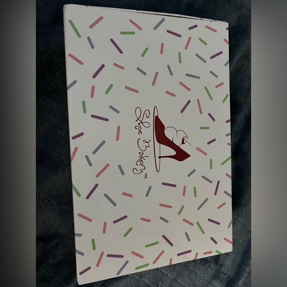 Shoe Bakery Red Velvet 4” high heels- size 10 - Picture 7 of 7